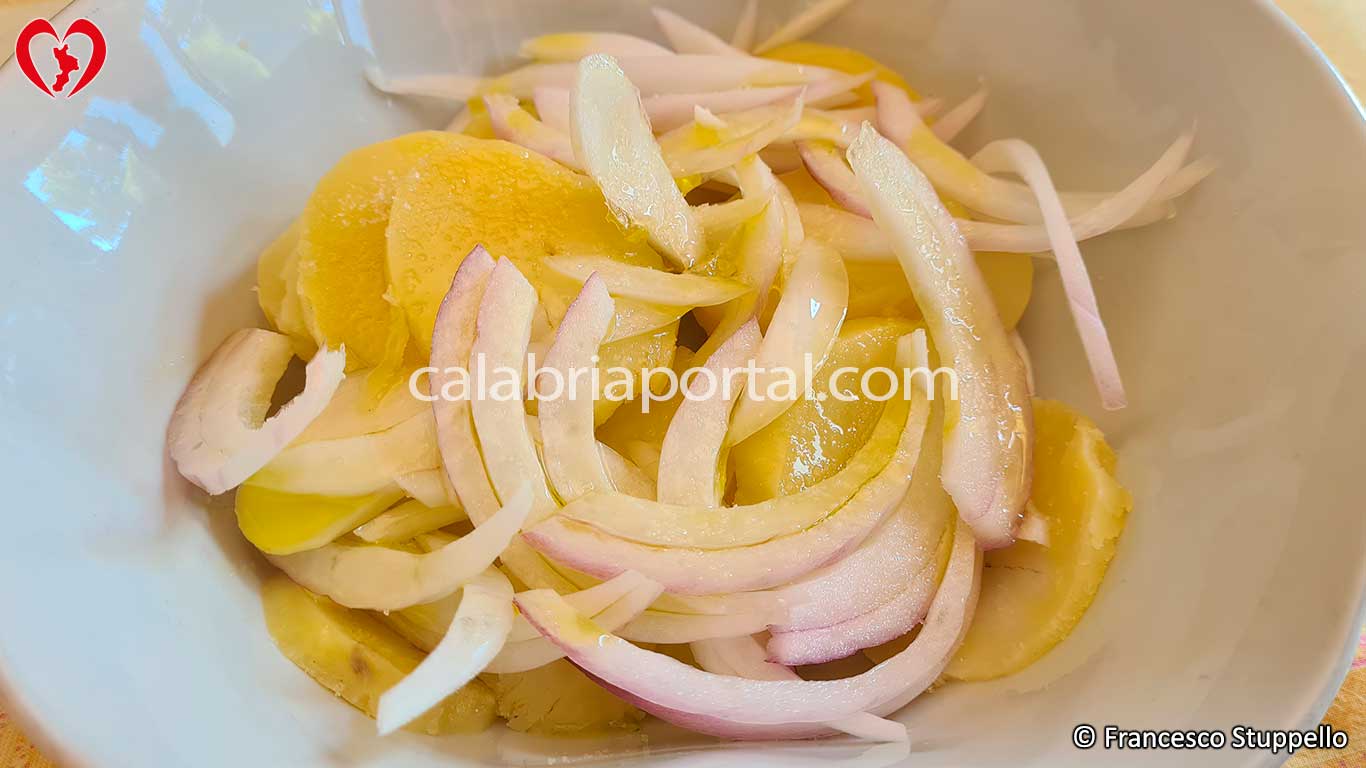 Insalata di Patate e Cipolle alla Calabrese: aggiungete la cipolla