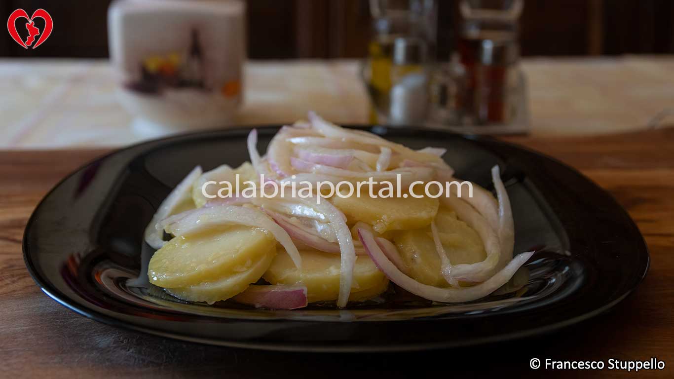 Ricetta dell'Insalata di Patate e Cipolle alla Calabrese