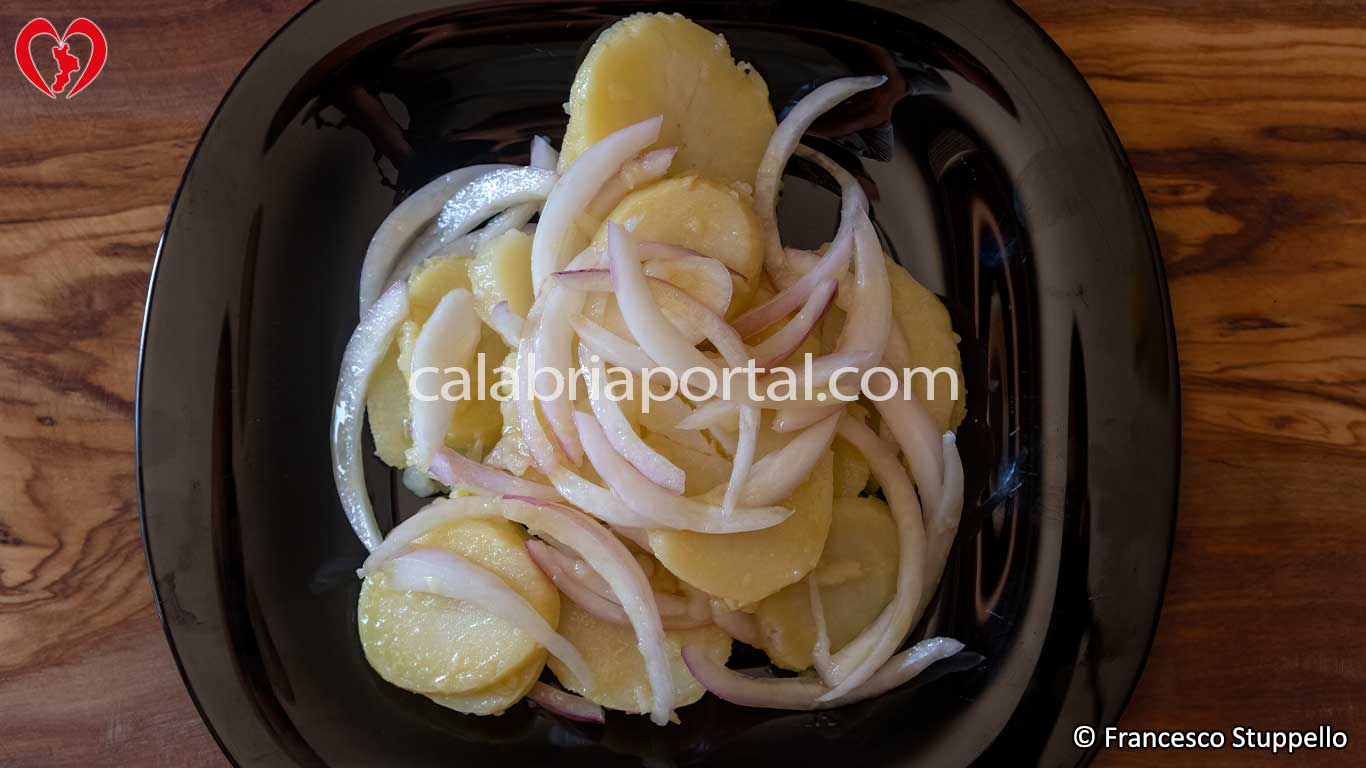 Insalata di Patate e Cipolle alla Calabrese: il piatto pronto 