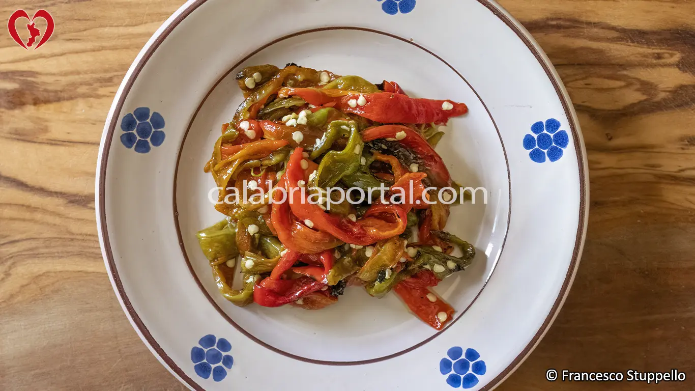 Ricetta dell'Insalata di Peperoni Arrostiti alla Calabrese: Condite i Filetti Ricetta dell'Insalata di Peperoni Arrostiti alla Calabrese: Condite i Filetti