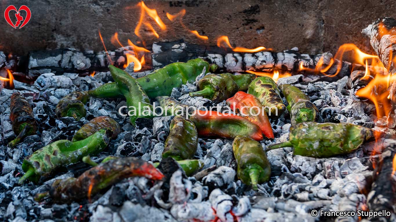 Ricetta dell'Insalata di Peperoni Arrostiti alla Calabrese: Arrostite i Peperoni Ricetta dell'Insalata di Peperoni Arrostiti alla Calabrese: Arrostite i Peperoni