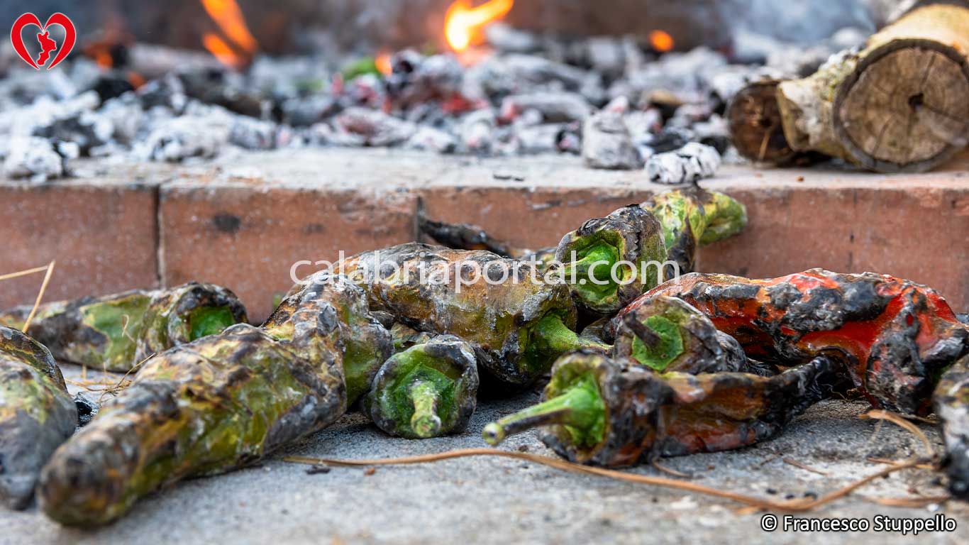 Ricetta dell'Insalata di Peperoni Arrostiti alla Calabrese: Lasciate Raffreddare i Peperoni Ricetta dell'Insalata di Peperoni Arrostiti alla Calabrese: Lasciate Raffreddare i Peperoni