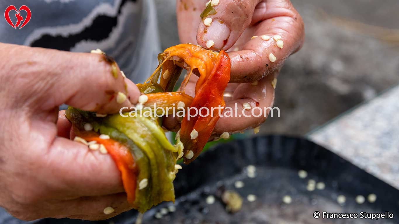 Ricetta dell'Insalata di Peperoni Arrostiti alla Calabrese: Riducete a Filetti i Peperoni