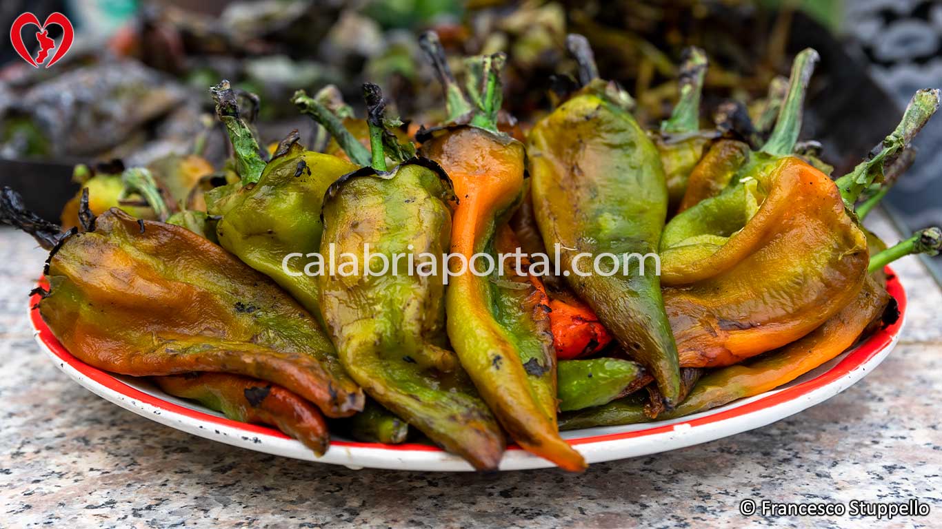 Ricetta dell'Insalata di Peperoni Arrostiti alla Calabrese: Sbucciate i Peperoni Ricetta dell'Insalata di Peperoni Arrostiti alla Calabrese: Sbucciate i Peperoni