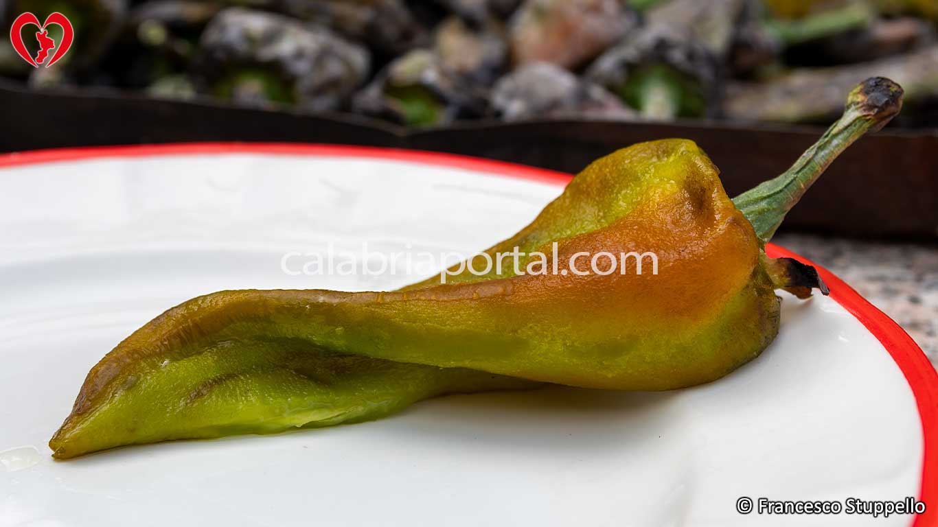 Ricetta dell'Insalata di Peperoni Arrostiti alla Calabrese: i Peperoni Arrostiti Ricetta dell'Insalata di Peperoni Arrostiti alla Calabrese: i Peperoni Arrostiti