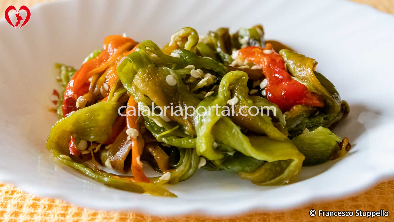 Ricetta dell'Insalata di Peperoni Arrostiti alla Calabrese: Versate in un Piatto i Filetti Ricetta dell'Insalata di Peperoni Arrostiti alla Calabrese: Versate in un Piatto i Filetti