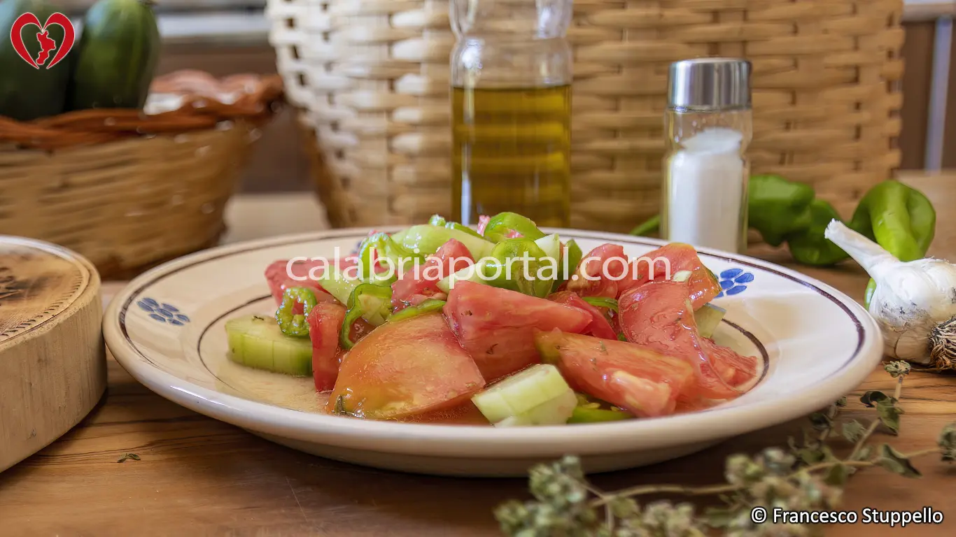 Ricetta dell'Insalata di Pomodori, Cetrioli e Peperoni alla Calabrese Ricetta dell'Insalata di Pomodori, Cetrioli e Peperoni alla Calabrese