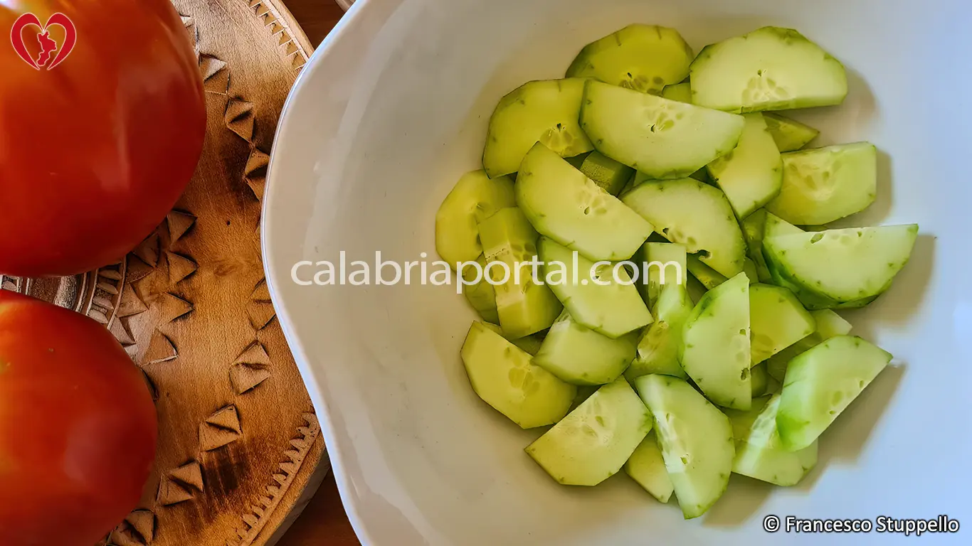 Ricetta dell'Insalata di Pomodori, Cetrioli e Peperoni alla Calabrese: tagliate i cetrioli. Ricetta dell'Insalata di Pomodori, Cetrioli e Peperoni alla Calabrese: tagliate i cetrioli.