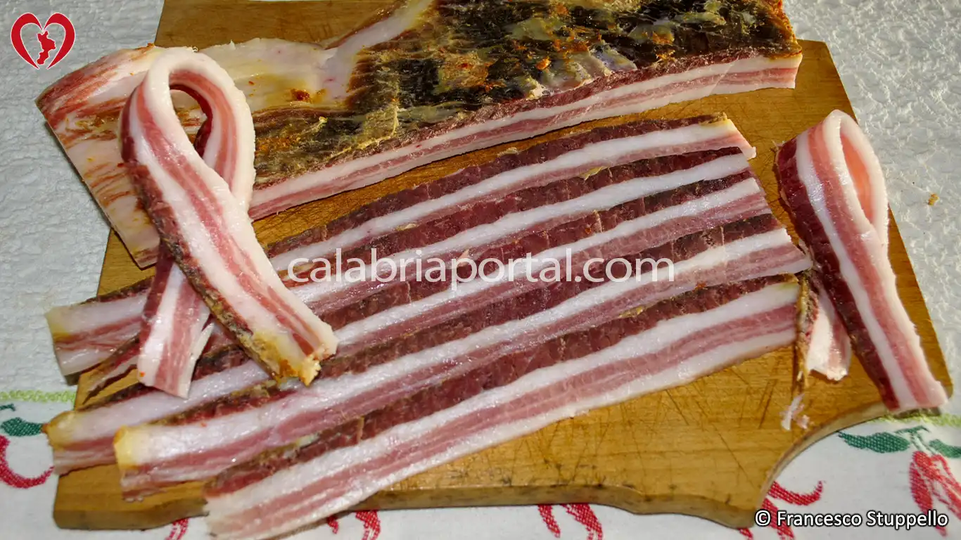 Ricetta degli Involtini di Fagiolini e Pancetta: affettate la pancetta Ricetta degli Involtini di Fagiolini e Pancetta: affettate la pancetta