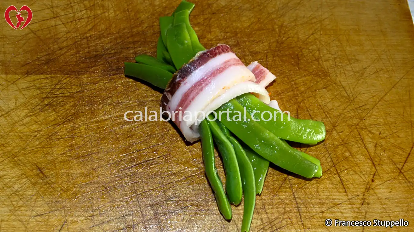Ricetta degli Involtini di Fagiolini e Pancetta: avvolgete i fagiolini con la pancetta Ricetta degli Involtini di Fagiolini e Pancetta: avvolgete i fagiolini con la pancetta