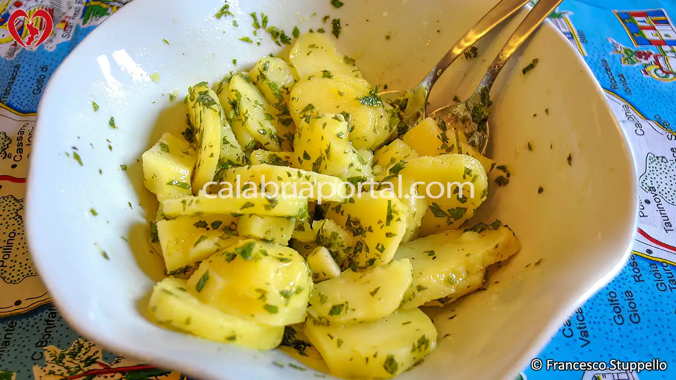 Ricetta Calabrese delle Patate al Salmoriglio: amalgamate le patate con il salmoriglio.