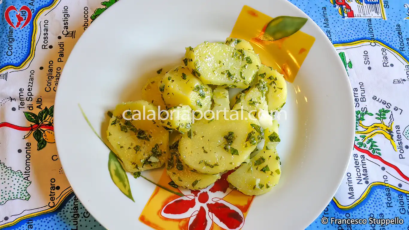 Ricetta Calabrese delle Patate al Salmoriglio: impiattate e servite.