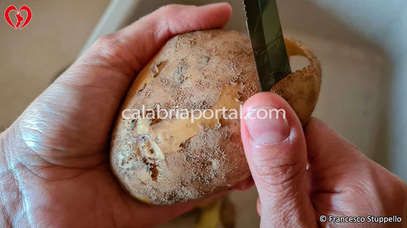 Ricetta delle Patate Mbacchiuse con Peperone in Polvere alla Calabrese: pelate le patate Ricetta delle Patate Mbacchiuse con Peperone in Polvere alla Calabrese: pelate le patate