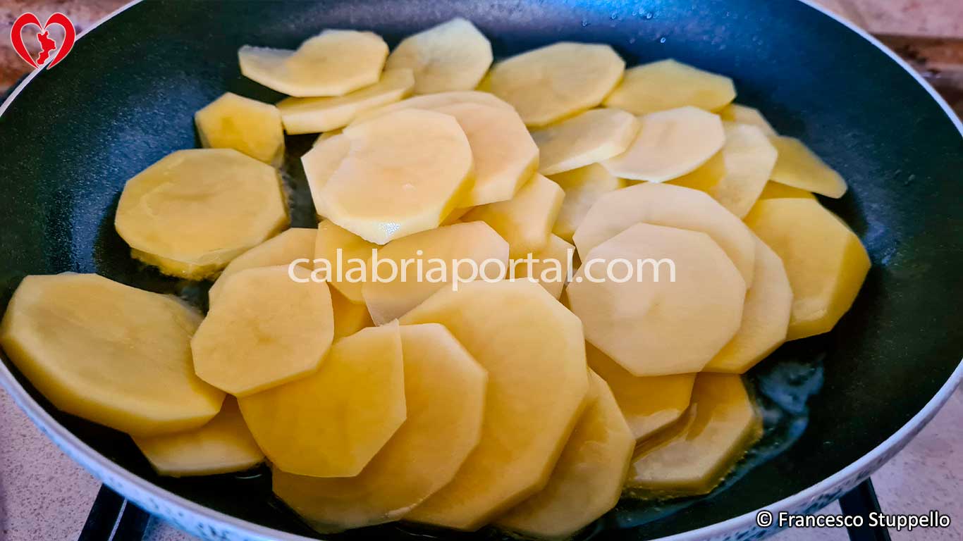 Ricetta delle Patate Mbacchiuse con Peperone in Polvere alla Calabrese: versate le patate nella padella Ricetta delle Patate Mbacchiuse con Peperone in Polvere alla Calabrese: versate le patate nella padella