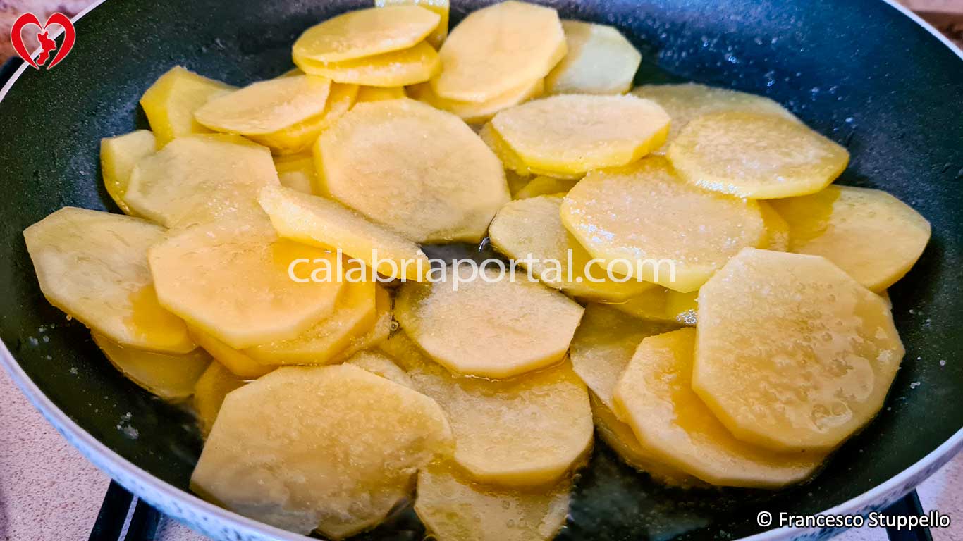 Ricetta delle Patate Mbacchiuse con Peperone in Polvere alla Calabrese: aggiustate di sale Ricetta delle Patate Mbacchiuse con Peperone in Polvere alla Calabrese: aggiustate di sale