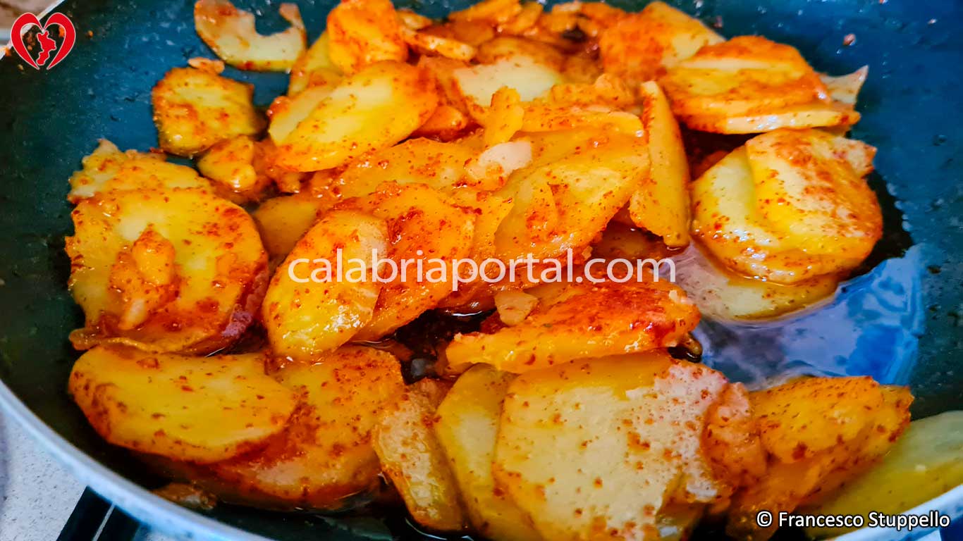 Ricetta delle Patate Mbacchiuse con Peperone in Polvere alla Calabrese: aggiungete la polvere di peperone Ricetta delle Patate Mbacchiuse con Peperone in Polvere alla Calabrese: aggiungete la polvere di peperone