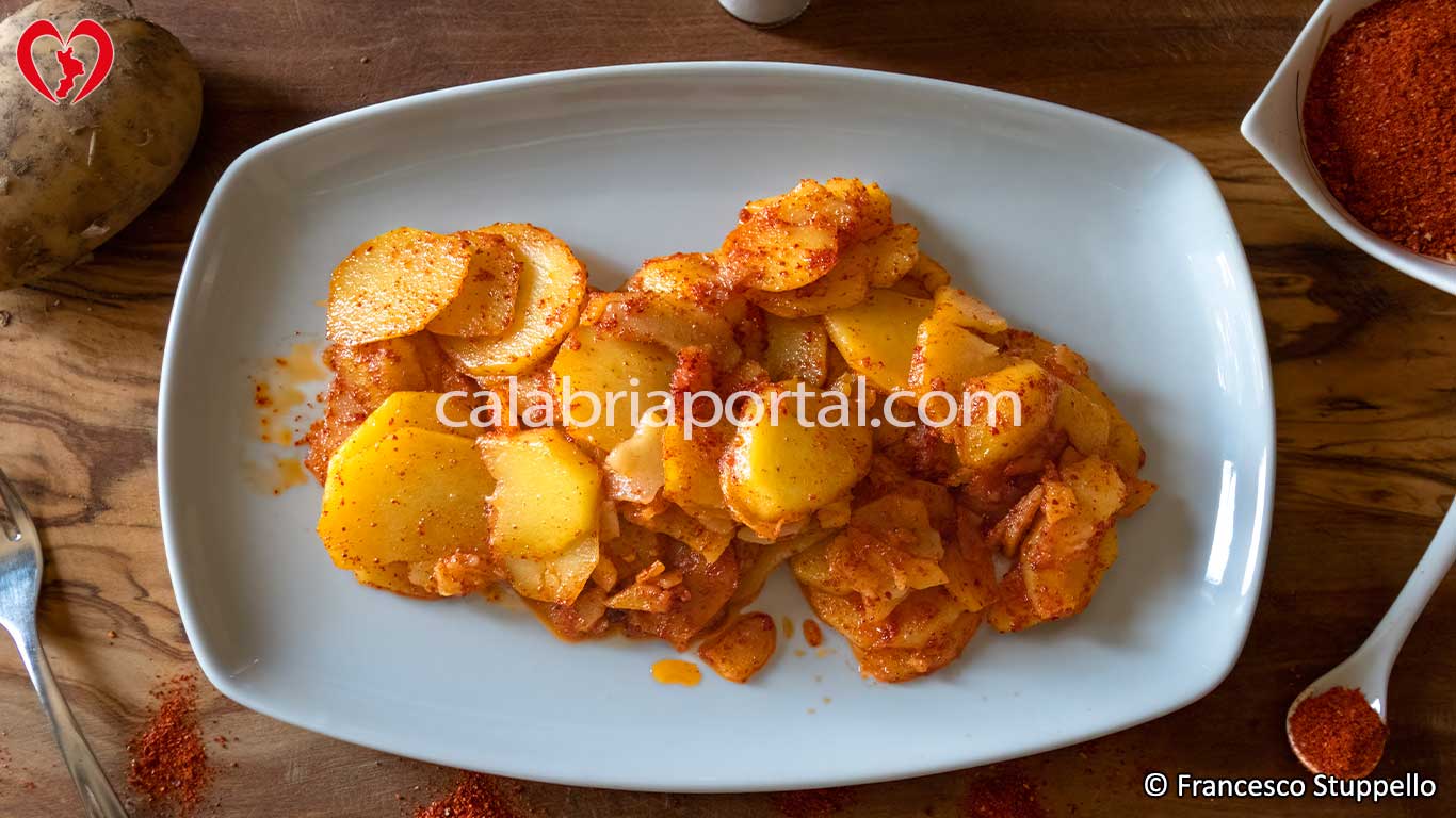 Ricetta delle Patate Mbacchiuse con Peperone in Polvere alla Calabrese: impiattate e servite Ricetta delle Patate Mbacchiuse con Peperone in Polvere alla Calabrese: impiattate e servite