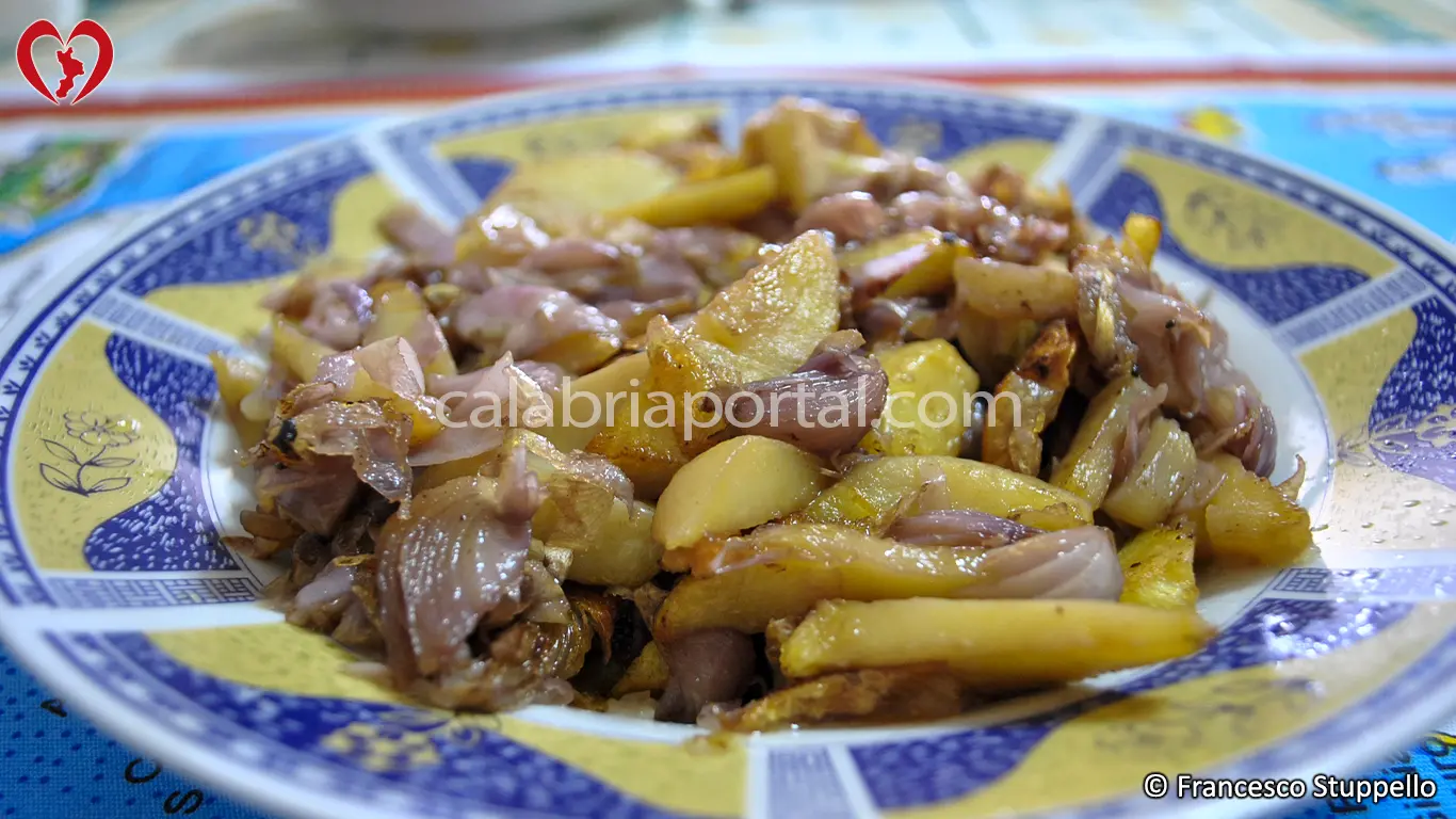 Ricetta delle Patate Fritte con Cipolline alla Calabrese Ricetta delle Patate Fritte con Cipolline alla Calabrese