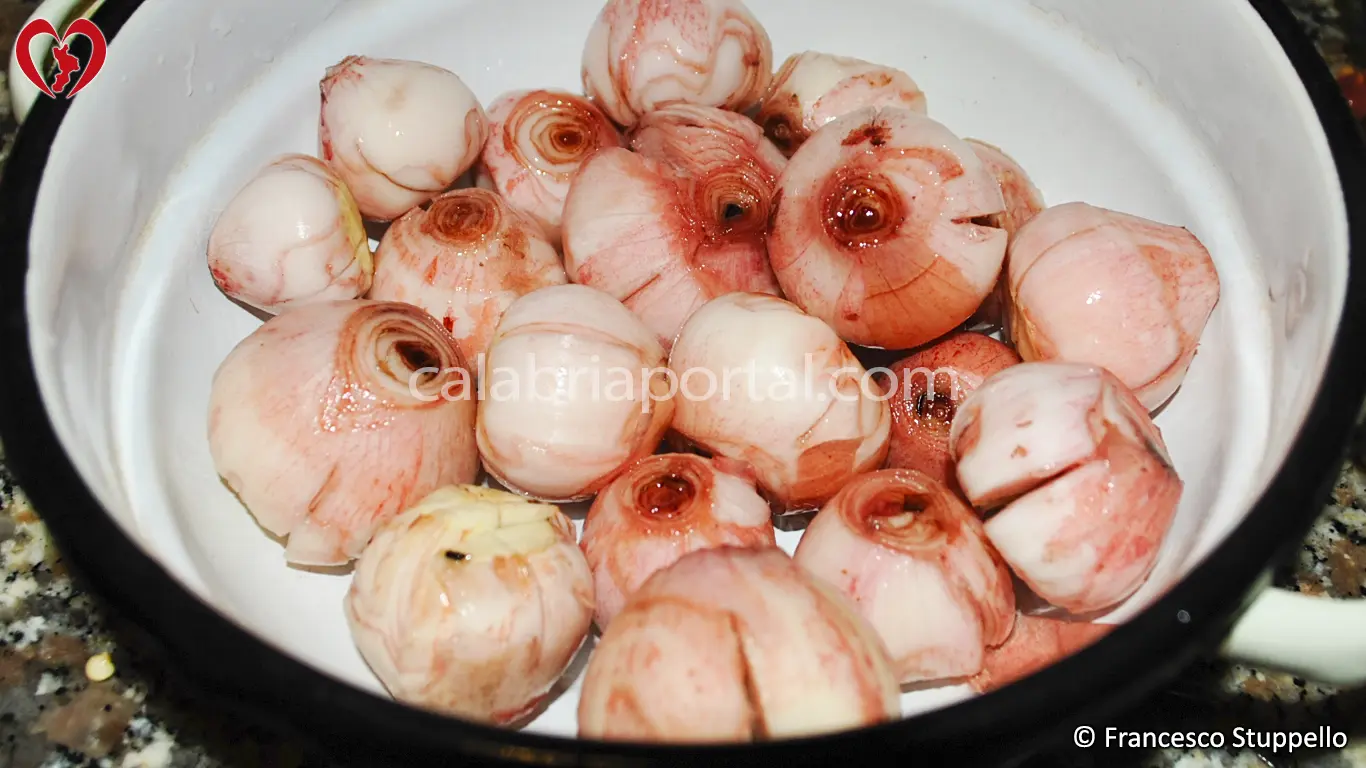 Ricetta delle Patate Fritte con Cipolline alla Calabrese: lavate e pelate gli ingredienti. Ricetta delle Patate Fritte con Cipolline alla Calabrese: lavate e pelate gli ingredienti.