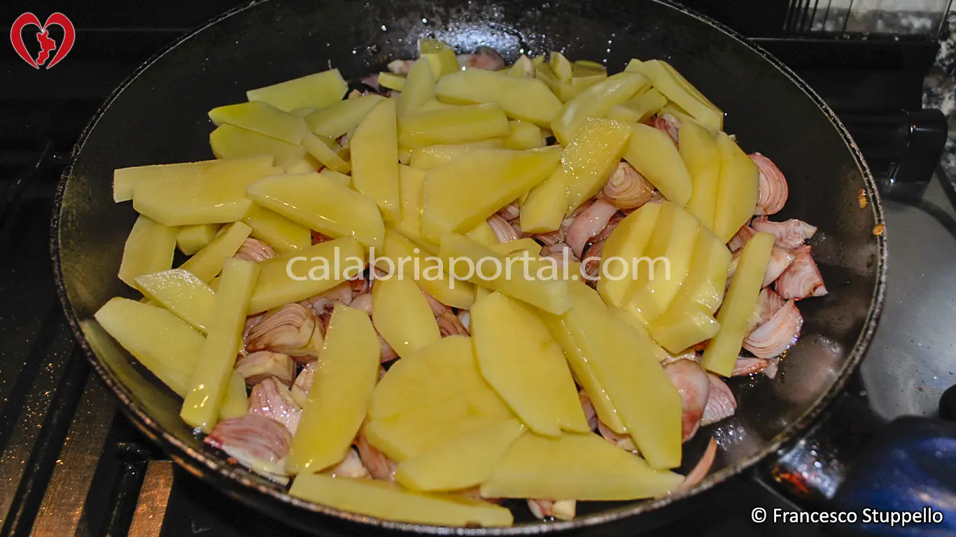 Ricetta delle Patate Fritte con Cipolline alla Calabrese: iniziate la cottura. Ricetta delle Patate Fritte con Cipolline alla Calabrese: iniziate la cottura.