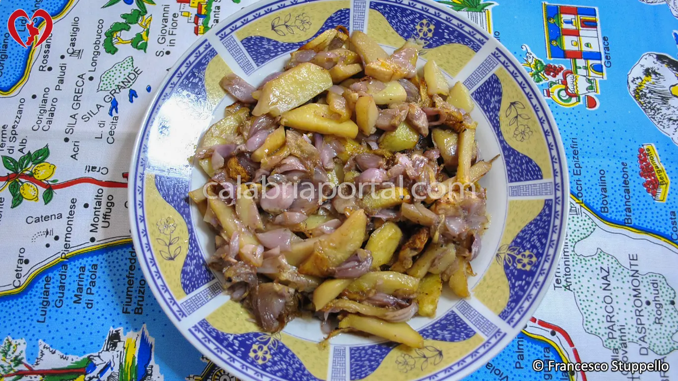 Ricetta delle Patate Fritte con Cipolline alla Calabrese: impiattate e servite. Ricetta delle Patate Fritte con Cipolline alla Calabrese: impiattate e servite.