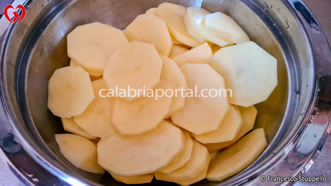 Ricetta della Patate Fritte alla Menta: pelate e tagliate a rondelle le patate