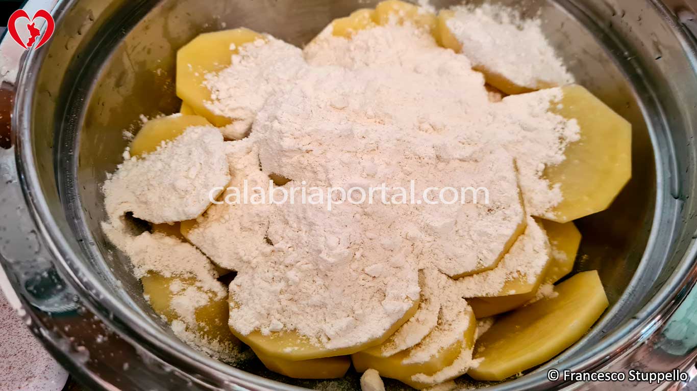 Ricetta della Patate Fritte alla Menta: infarinate leggermente le patate Ricetta della Patate Fritte alla Menta: infarinate leggermente le patate