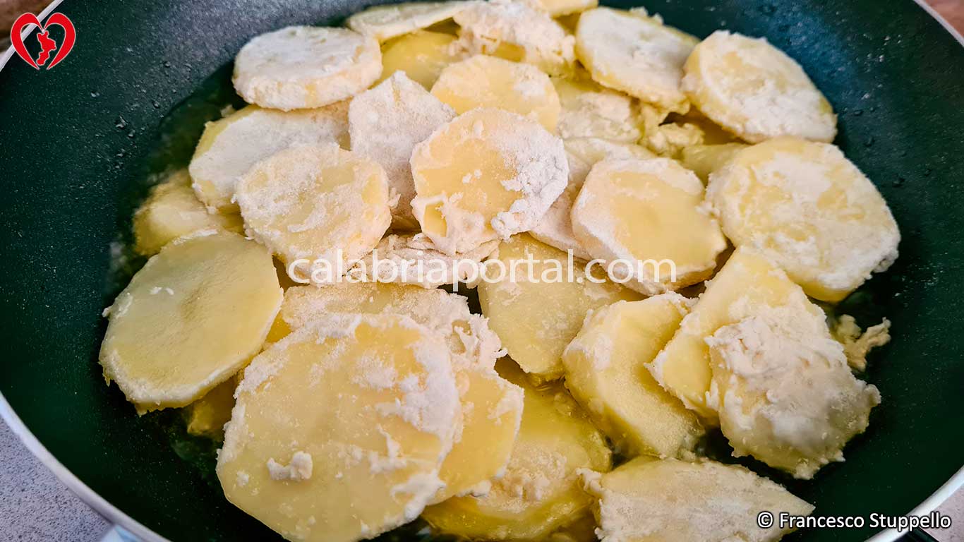 Ricetta della Patate Fritte alla Menta: ponete a cuocere sotto coperchio le patate