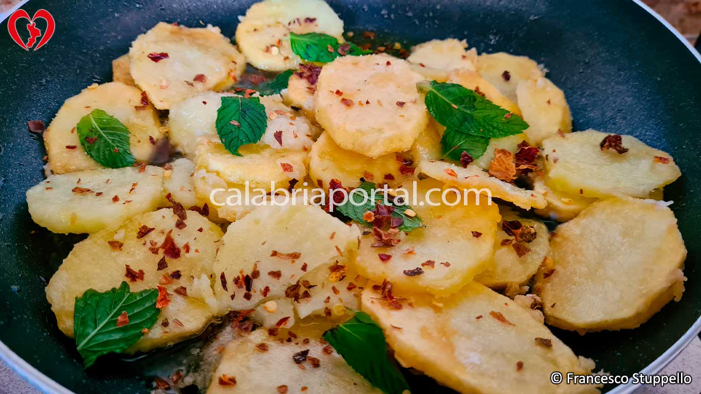 Ricetta della Patate Fritte alla Menta: aggiungete le foglie di menta e le scaglie di peperone