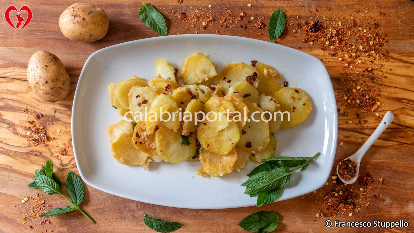 Ricetta della Patate Fritte alla Menta: a cottura finita impiattate e servite Ricetta della Patate Fritte alla Menta: a cottura finita impiattate e servite