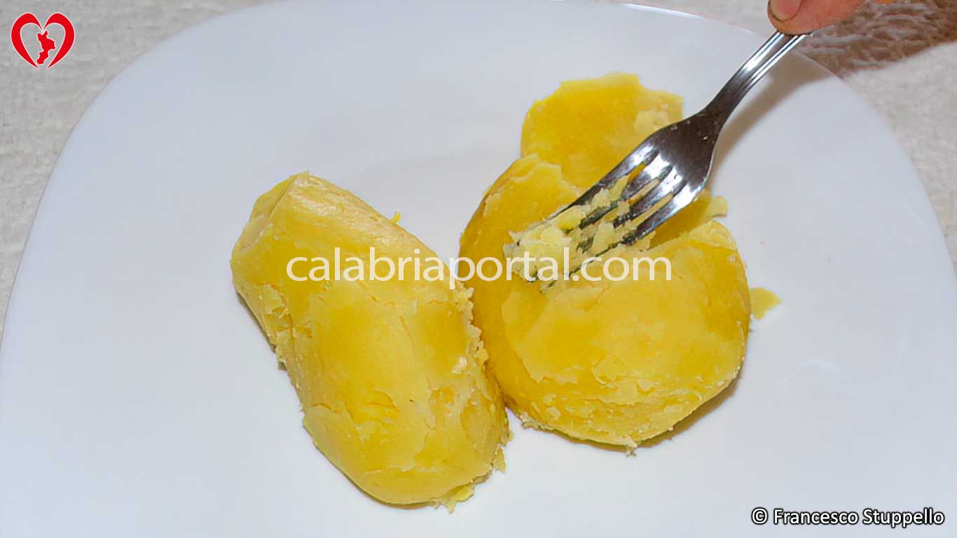 Ricetta delle Patate Lesse e Alici Salate: schiacciate le patate Ricetta delle Patate Lesse e Alici Salate: schiacciate le patate