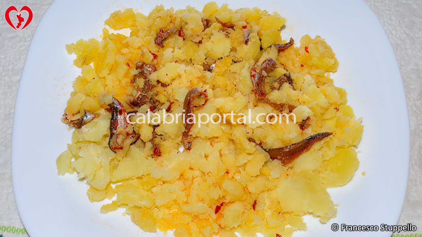 Ricetta delle Patate Lesse e Alici Salate: piatto pronto Ricetta delle Patate Lesse e Alici Salate: piatto pronto