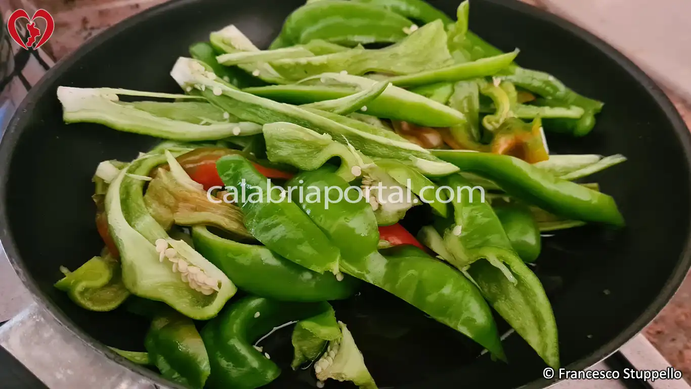 Ricetta delle Patate Lesse con Peperoni alla Calabrese: tagliate a listarelle i peperoni.