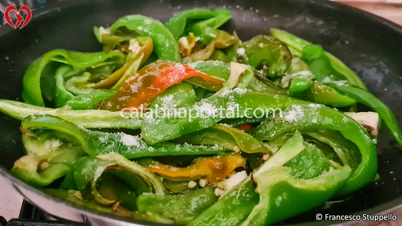 Ricetta delle Patate Lesse con Peperoni alla Calabrese: salate e fate andare a fuoco lento.