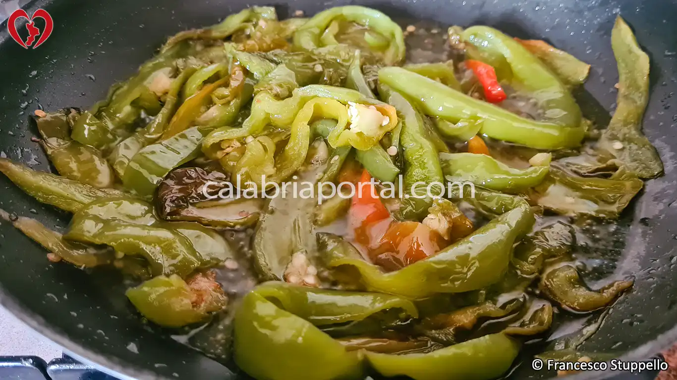 Ricetta delle Patate Lesse con Peperoni alla Calabrese: togliete il coperchio.