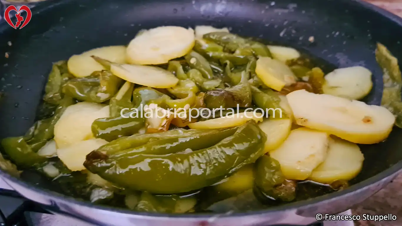 Ricetta delle Patate Lesse con Peperoni alla Calabrese: terminate la cottura.