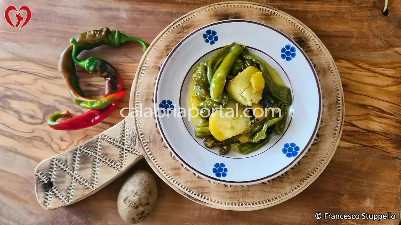 Ricetta delle Patate Lesse con Peperoni alla Calabrese: impiattate e servite.