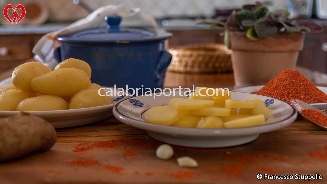 Ricetta delle Patate Lesse con Peperone in Polvere: gli ingredienti