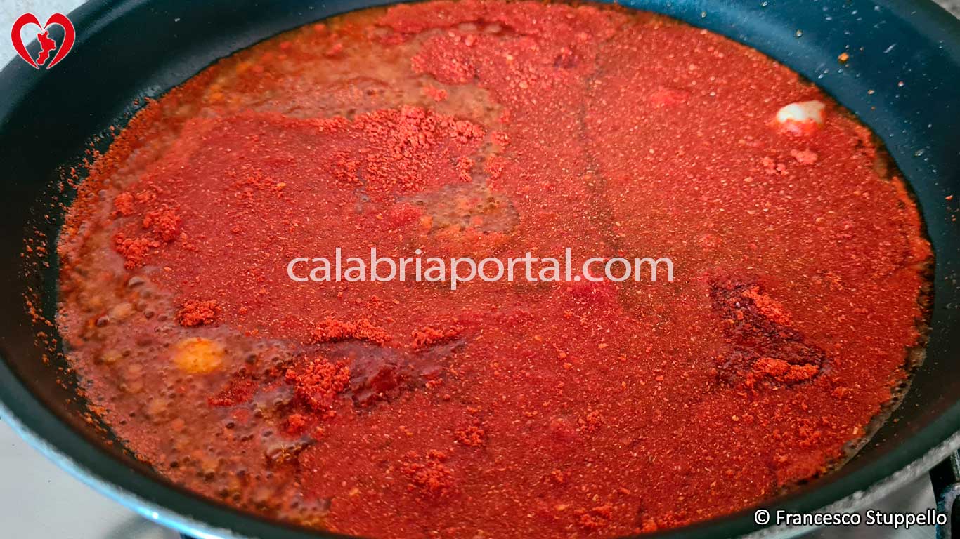 Ricetta delle Patate Lesse con Peperone in Polvere: versate la polvere di peperone e l'acqua Ricetta delle Patate Lesse con Peperone in Polvere: versate la polvere di peperone e l'acqua