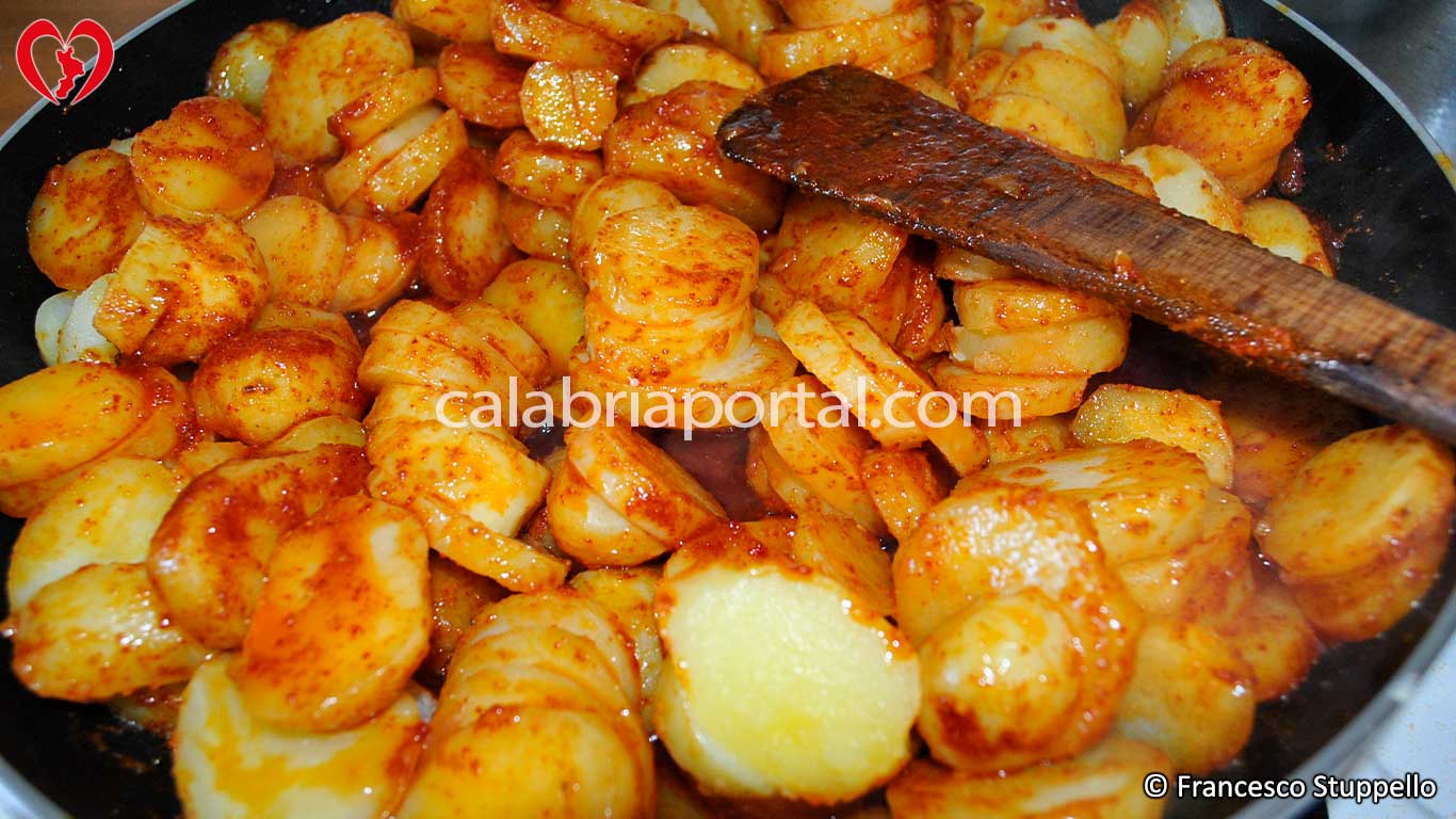 Ricetta delle Patate Lesse con Peperone in Polvere: girate le patate delicatamente Ricetta delle Patate Lesse con Peperone in Polvere: girate le patate delicatamente
