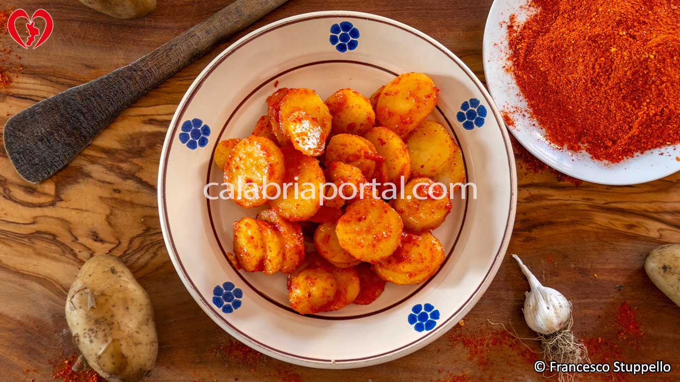 Ricetta delle Patate Lesse con Peperone in Polvere: impiattate e servite Ricetta delle Patate Lesse con Peperone in Polvere: impiattate e servite