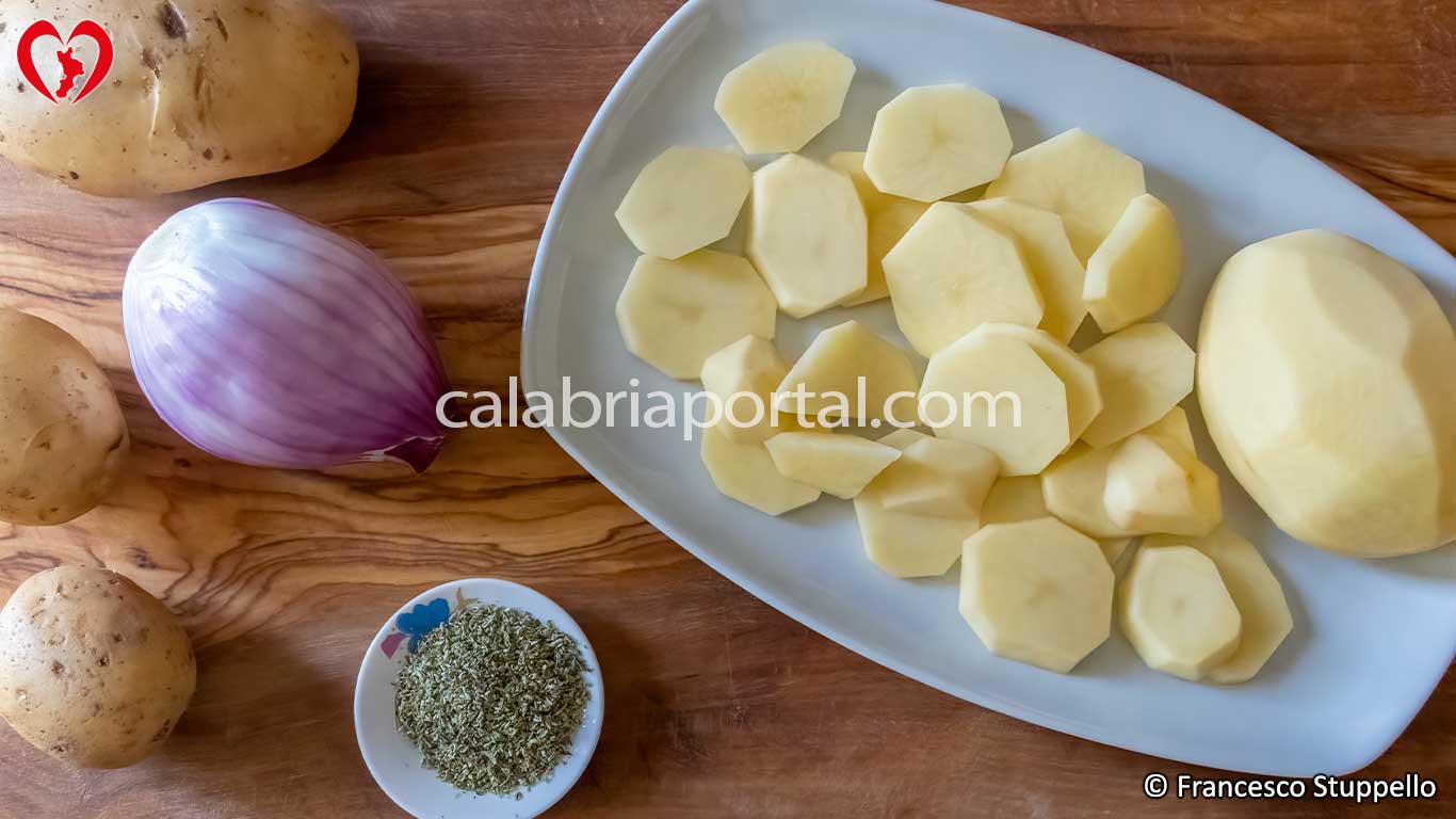 Ricetta delle Patate Mbacchiuse: affettate le patate Ricetta delle Patate Mbacchiuse: affettate le patate