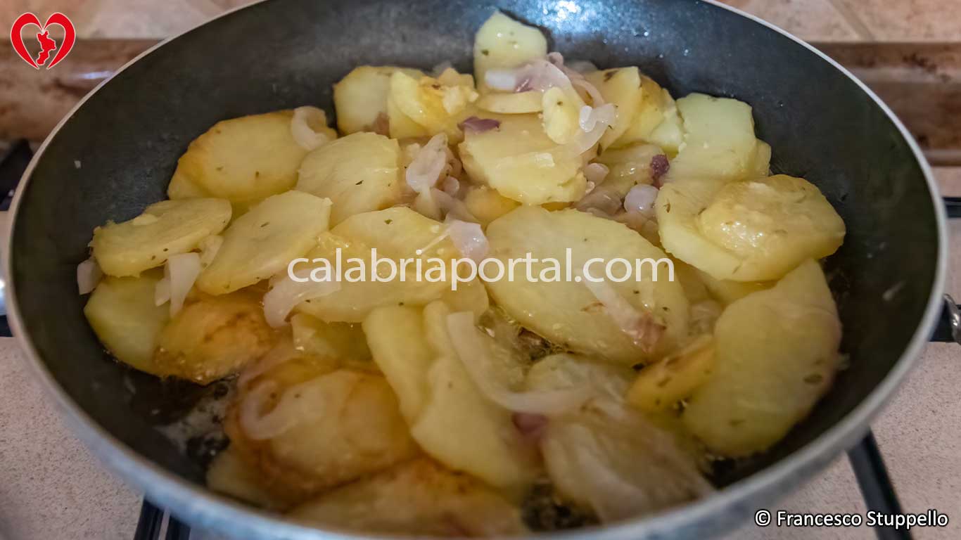 Ricetta delle Patate Mbacchiuse: di tanto in tanto girate le patate Ricetta delle Patate Mbacchiuse: di tanto in tanto girate le patate