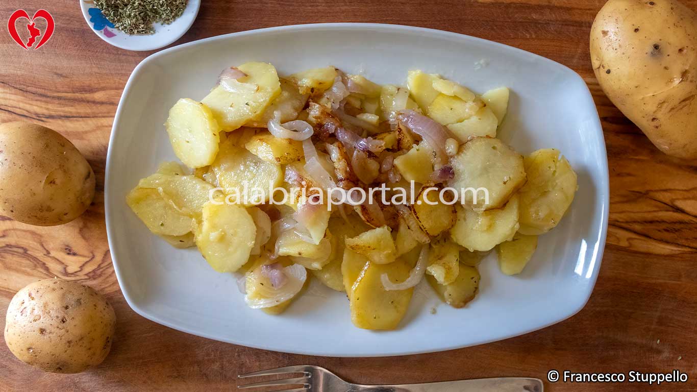 Ricetta delle Patate Mbacchiuse: una volta pronte impiattate e servite Ricetta delle Patate Mbacchiuse: una volta pronte impiattate e servite