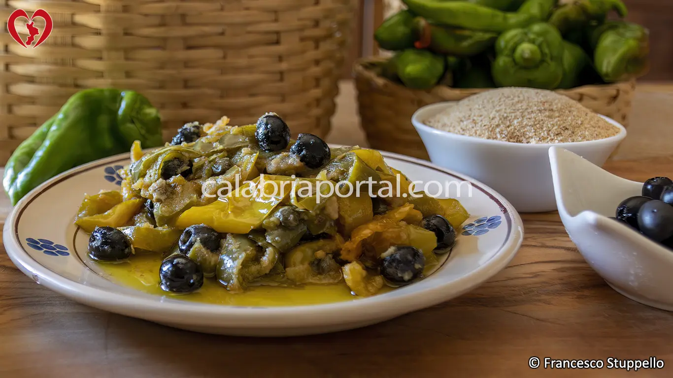 Ricetta della Peperonata con Olive Nere e Pangrattato Ricetta della Peperonata con Olive Nere e Pangrattato