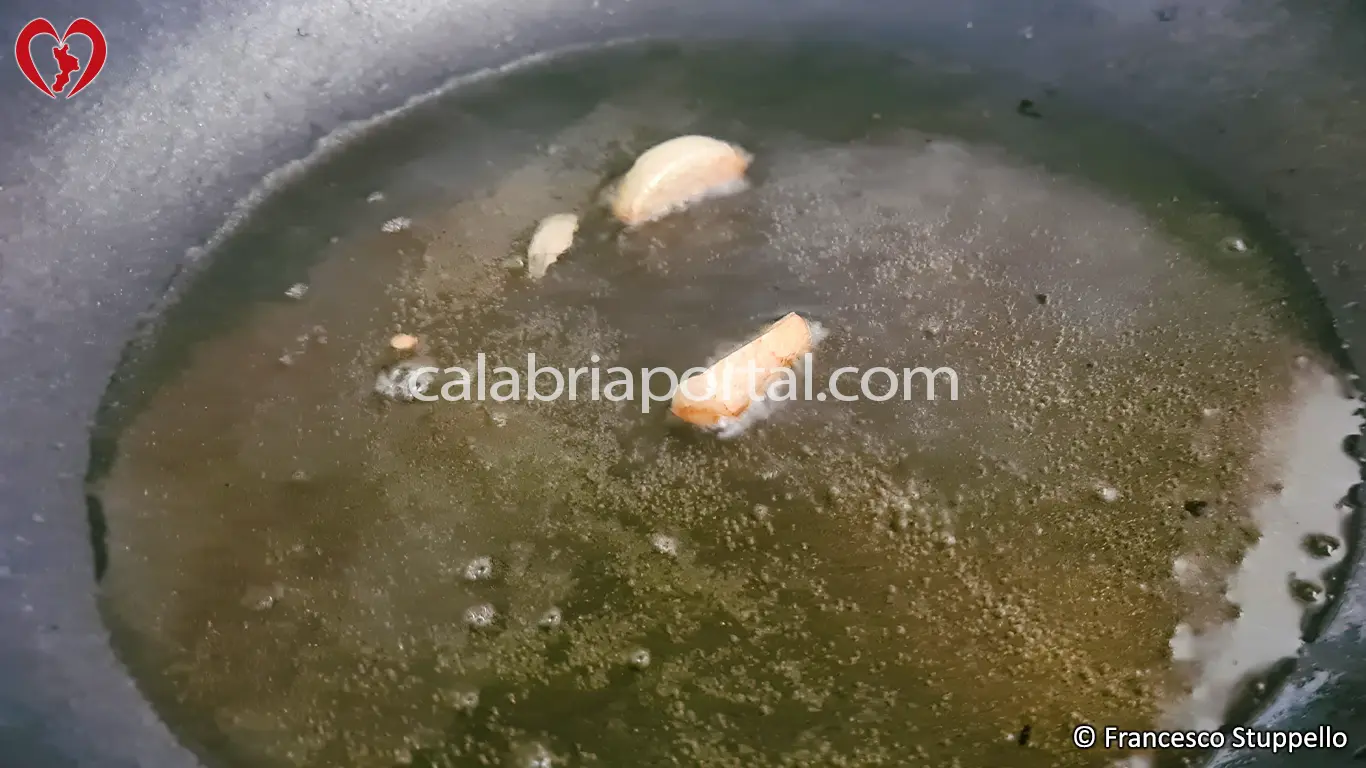 Ricetta della Peperonata con Olive Nere e Pangrattato: fate soffriggere l'aglio. Ricetta della Peperonata con Olive Nere e Pangrattato: fate soffriggere l'aglio.