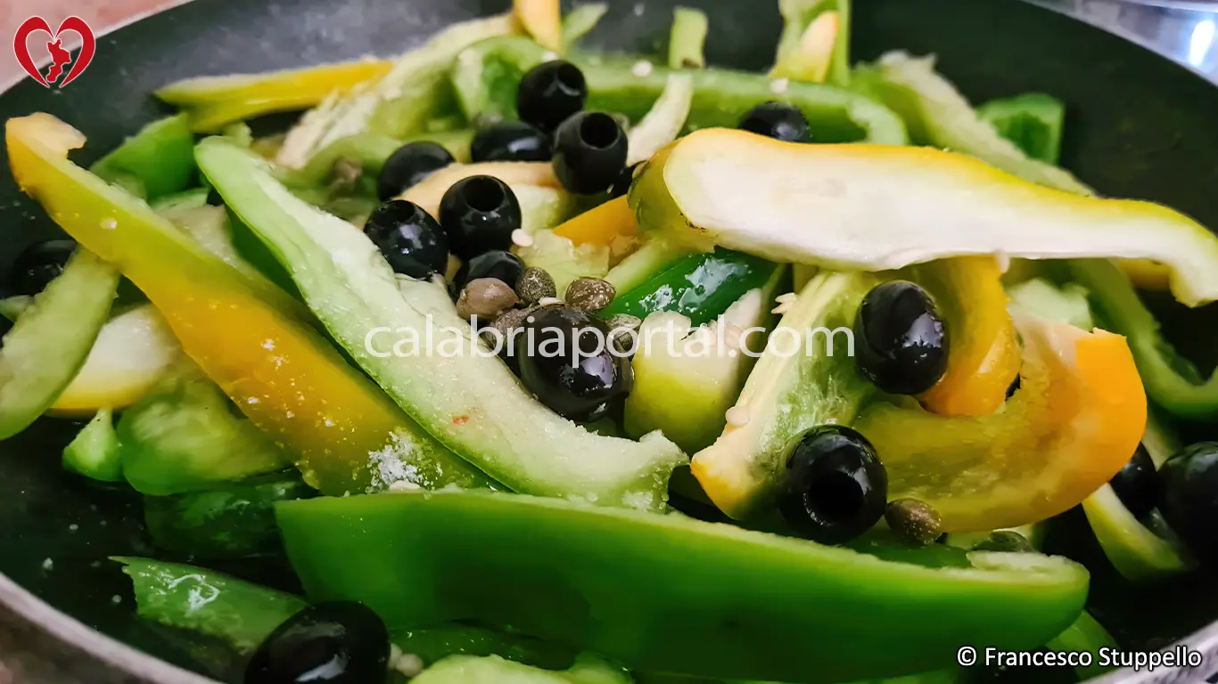 Ricetta della Peperonata con Olive Nere e Pangrattato: versate gli ingredienti. Ricetta della Peperonata con Olive Nere e Pangrattato: versate gli ingredienti.