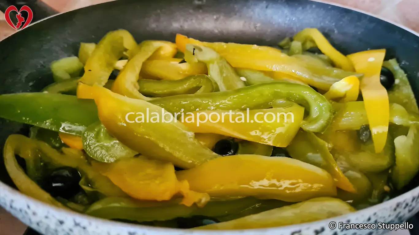 Ricetta della Peperonata con Olive Nere e Pangrattato: girate gli ingredienti. Ricetta della Peperonata con Olive Nere e Pangrattato: girate gli ingredienti.