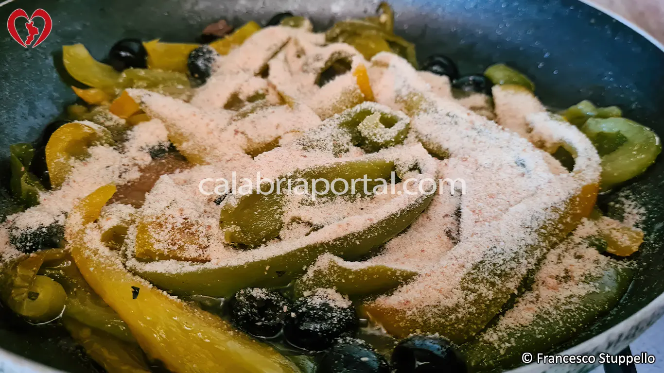 Ricetta della Peperonata con Olive Nere e Pangrattato: aggiungete il pangrattato. Ricetta della Peperonata con Olive Nere e Pangrattato: aggiungete il pangrattato.