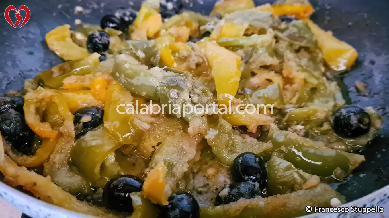 Ricetta della Peperonata con Olive Nere e Pangrattato: girate e continuate la cottura. Ricetta della Peperonata con Olive Nere e Pangrattato: girate e continuate la cottura.